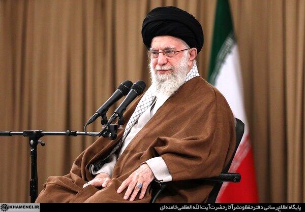 جمعی از معلمان با رهبر انقلاب دیدار می‌کنند 