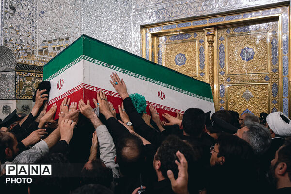 طواف پیکر رهبر شهید انقلاب بر گرد ضریح مطهر امام رضا علیه‌السلام