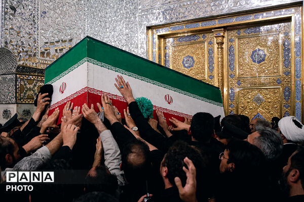 طواف پیکر رهبر شهید انقلاب بر گرد ضریح مطهر امام رضا علیه‌السلام