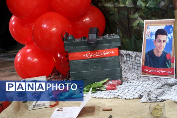 هم‌سرایی هزار نفری دانش‌آموزان یاور انقلاب در اسلامشهر