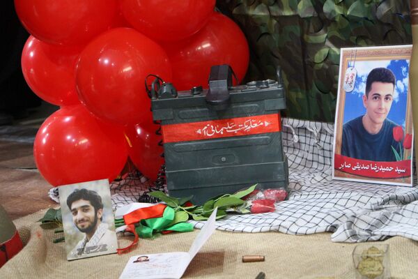 هم‌سرایی هزار نفری دانش‌آموزان یاور انقلاب در اسلامشهر