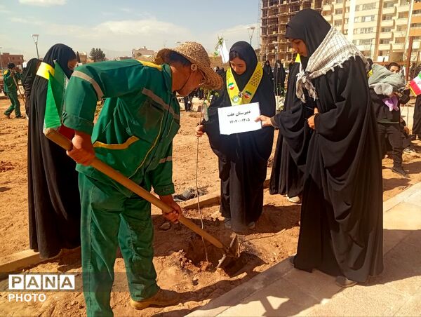 دانش‌آموزان دبیرستان عفت در کاشت ۱۰۰۰ درخت شریک شدند