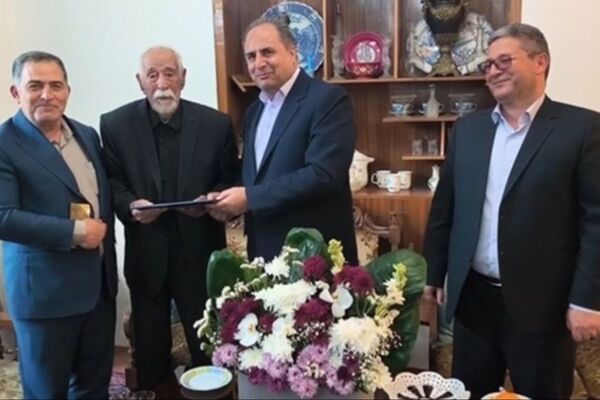 ادای احترام به یک قرن معلمی
