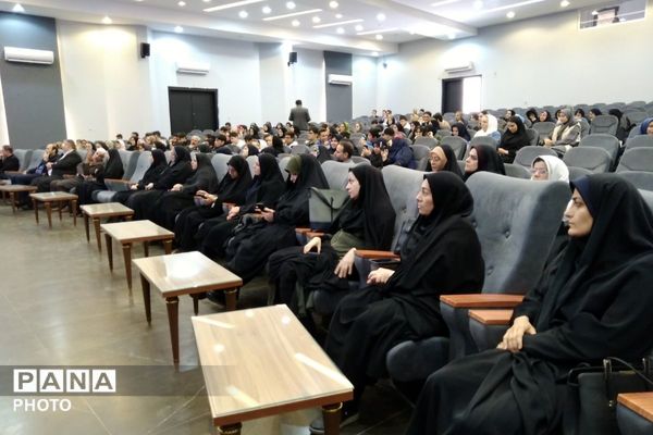 تقدیر از برگزیدگان استانی و منطقه‌‌ای مسابقات علمی پژوهشی 