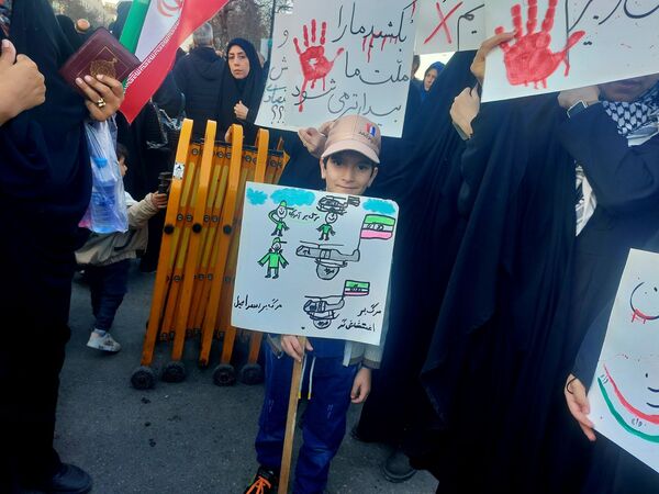 کودکان مشهدی همگام با مردم در مسیر راهپیمایی ۲۲ بهمن