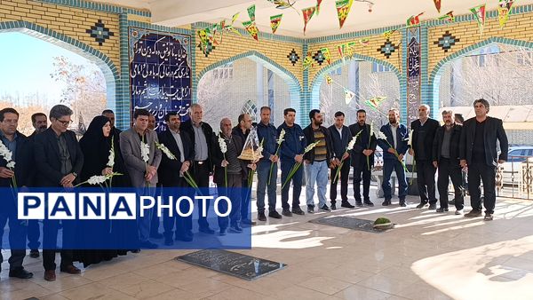 گلباران قبور شهدای شهر سفیددشت به مناسبت دهه فجر