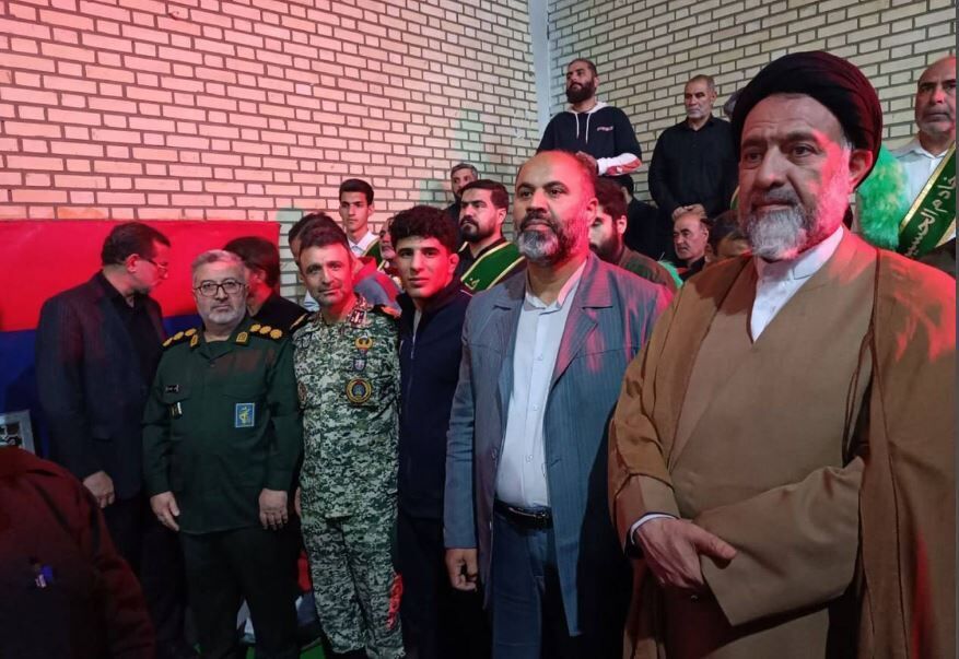 نایب قهرمان نوجوانان آسیا نشان خود را به خانواده شهدای جنگ تحمیلی سوم تقدیم کرد