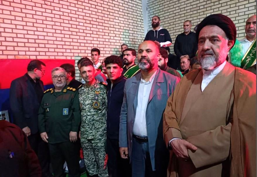 نایب قهرمان نوجوانان آسیا نشان خود را به خانواده شهدای جنگ تحمیلی سوم تقدیم کرد