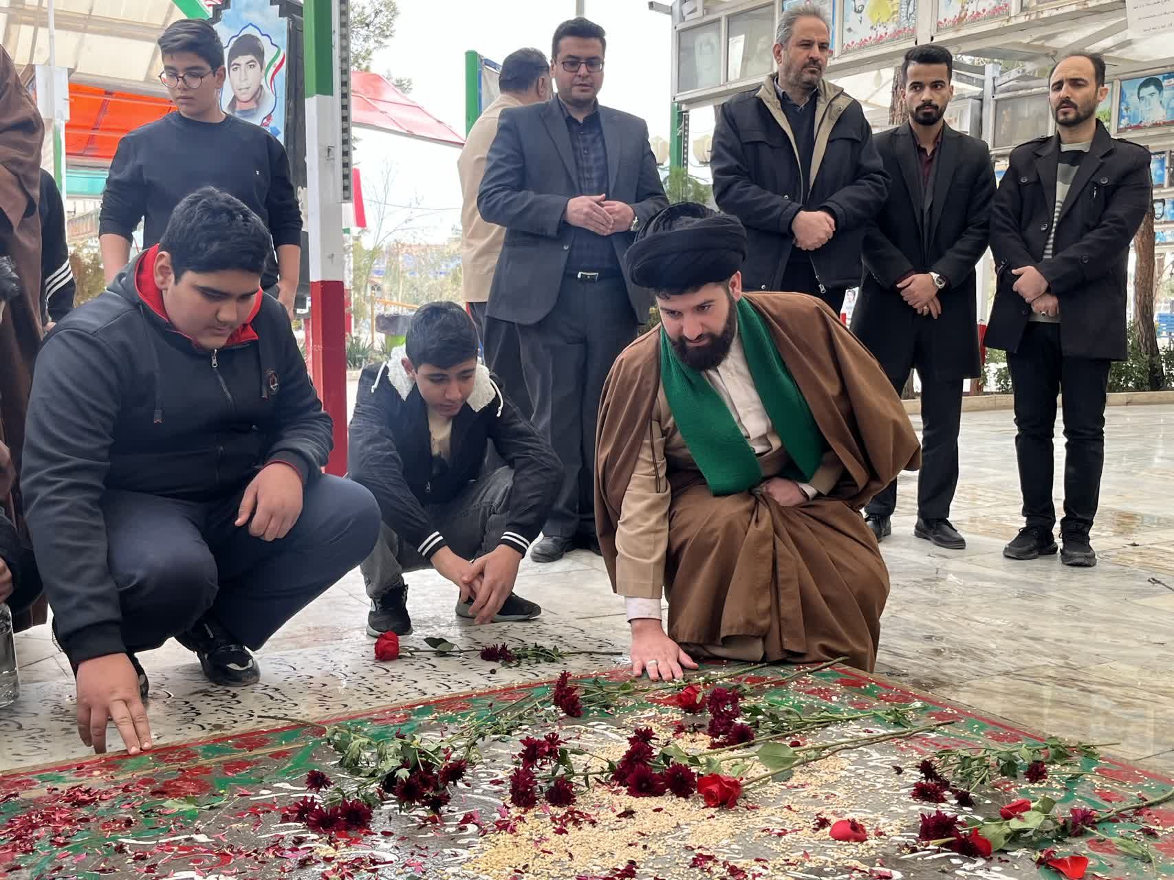 غبارروبی گلزار شهدای قم به‌مناسبت هفته کانون‌های فرهنگی تربیتی