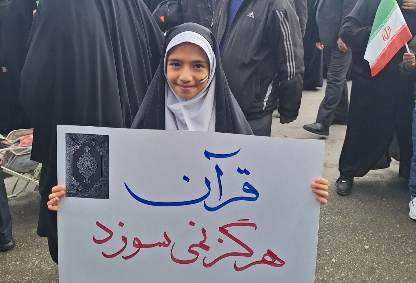 حضور پرشور دانش آموزان دبستان تربیت در راهپیمایی ۲۲ بهمن