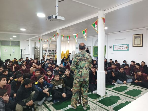 کلاس عملی  آمادگی دفاعی در دبیرستان نمونه آیت الله خامنه ای 