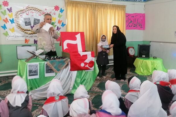  آیین پرچم‌گردانی به یاد امام حسین(ع) در مدارس فیروزکوه