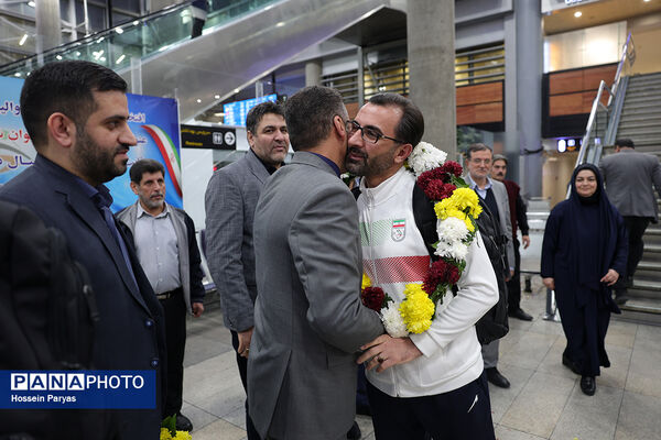بازگشت طلایی‌پوشان بلندقامت دانش‌آموز ایران با کاپ قهرمانی
