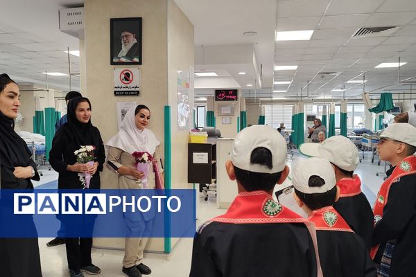 حضور دانش‌آموزان دبستان شهید قلنبر به مناسبت روز پرستار در بیمارستان فیروزآبادی شهرری 