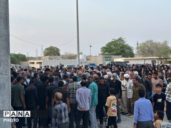 آیین تشییع پیکر مادر شهید شعبان تراهی در شمیل بندرعباس