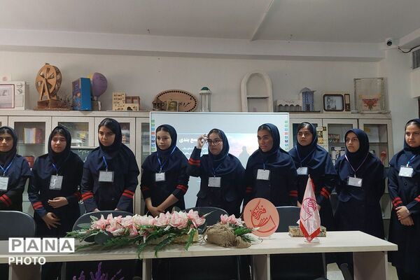 رفع ابهامات پژوهشی و تقدیر از نخبگان دانش‌آموزی در مدرسه فرزانگان ملارد