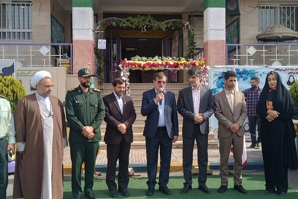 پاسداشت مقام شامخ معلم در آموزشگاه هیأت امنایی فرزانگان ملارد؛ با نواختن زنگ سپاس معلم 