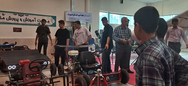 بازدید دانش‌آموزان مدرسه شهدای مدافع حرم از نمایشگاه کارنمای تحول هنرستان‌های شهر تهران