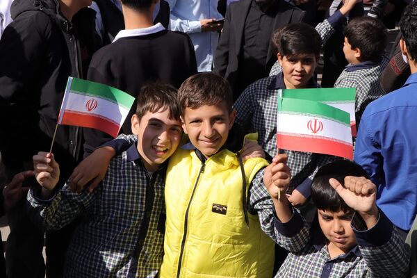 حضور پرشور دانش‌آموزان و مسئولین در راهپیمایی ۱۳ آبان در ناحیه یک بهارستان