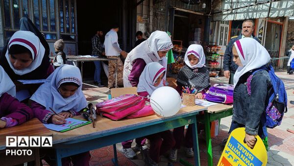 حضور دانش‌آموزان مارگونی در اربعین شهادت رهبر معظم انقلاب با نقاشی‌هایی از یاد ایشان
