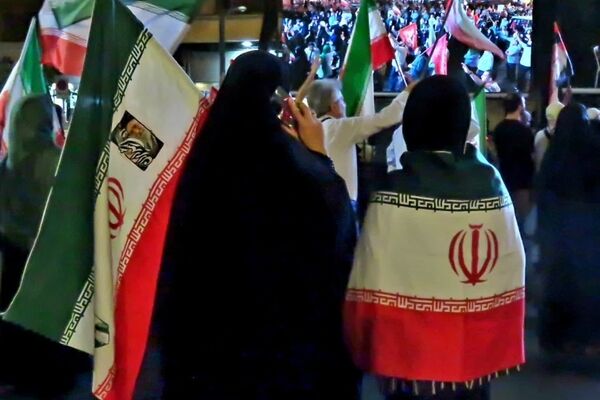 میدان انقلاب؛ جغرافیای همدلی در سایه سار نام میهن