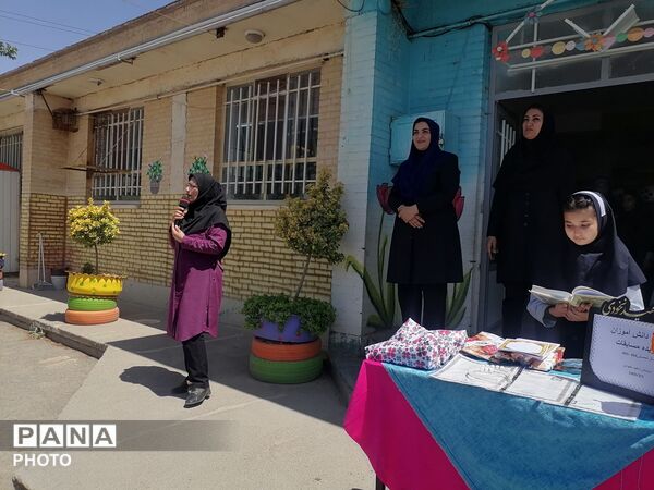 تجلیل از دانش آموزان برگزیده دبستان ناهید نخودی