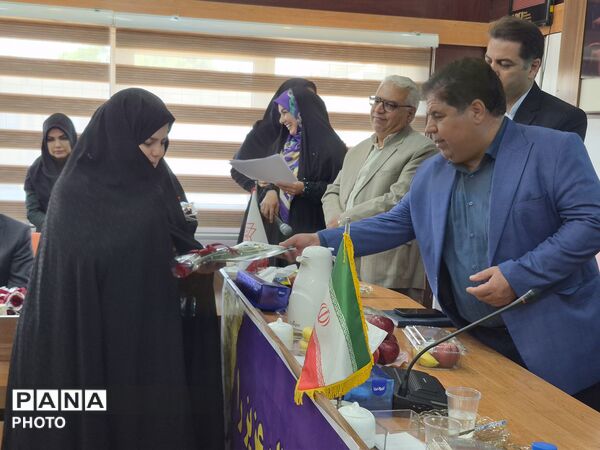 معلمان نمونه در قاب افتخار آموزش و پرورش منطقه ۵