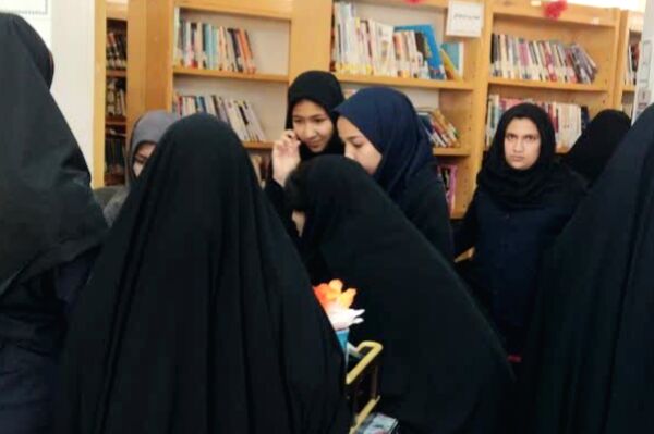 بازدید دانش‌آموزان مدرسه‌ حضرت زهرا (س) نیر از کتابخانه در هفته‌ کتاب 
