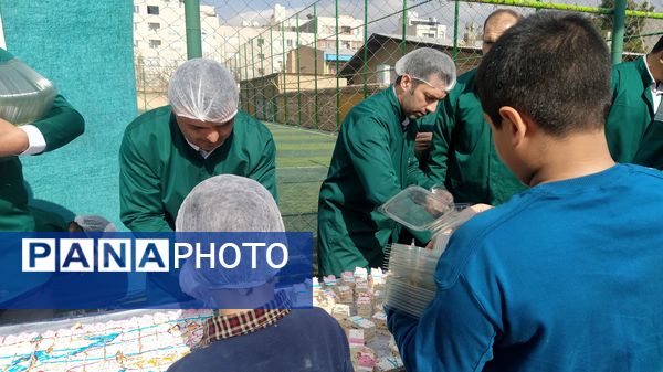 کیک ۱۴ متری در اجتماع مردمی به مناسبت تولد امام عصر در غرب مشهد