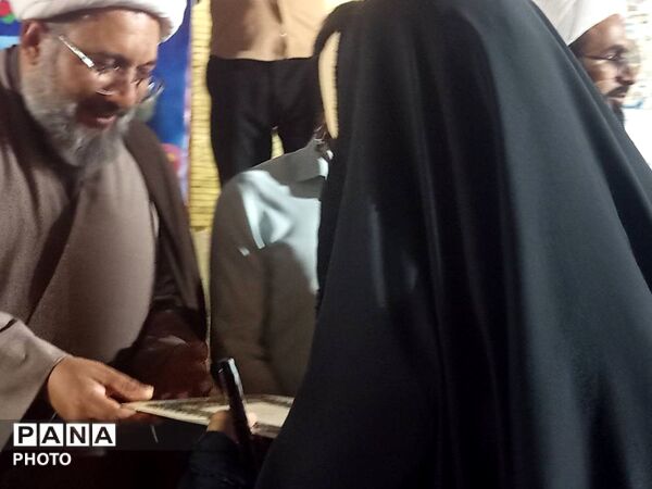 اجلاس سراسری نماز و تجلیل از دانش‌آموزان فعال در حاجی‌آباد