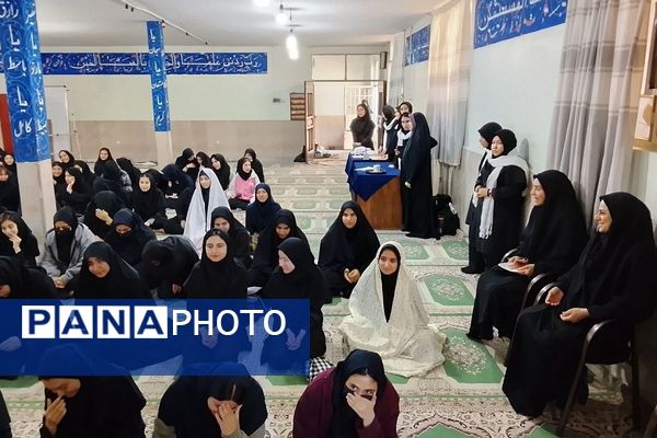 اجرای سومین نشست قرآنی در مدارس با حضور امام جمعه قرچک در دبیرستان شهدای محراب