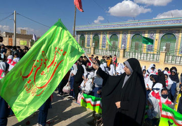 اجتماع ۴۰۰نفری دانش‌آموزان شهر سورمق بمناسبت میلاد حضرت علی(ع)