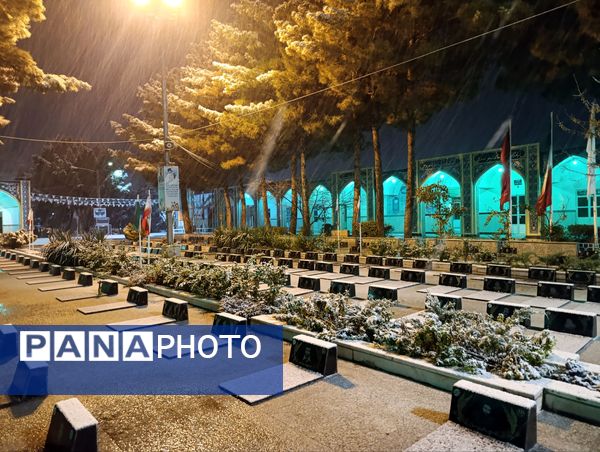 حال و هوای گلزار شهدا با بارش برف الهی