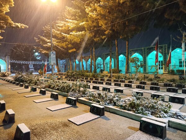 حال و هوای گلزار شهدا با بارش برف الهی