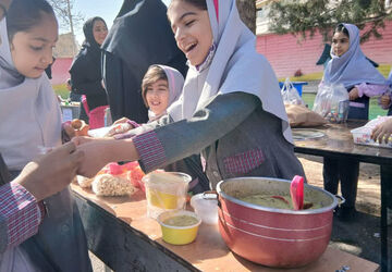 بازارچه دست ساخته‌های دانش آموزی و مواد غذایی دبستان شهید چراغی