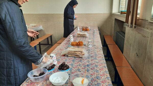 ضیافت افطاری در دبیرستان هیات امنایی فیض کاشانی