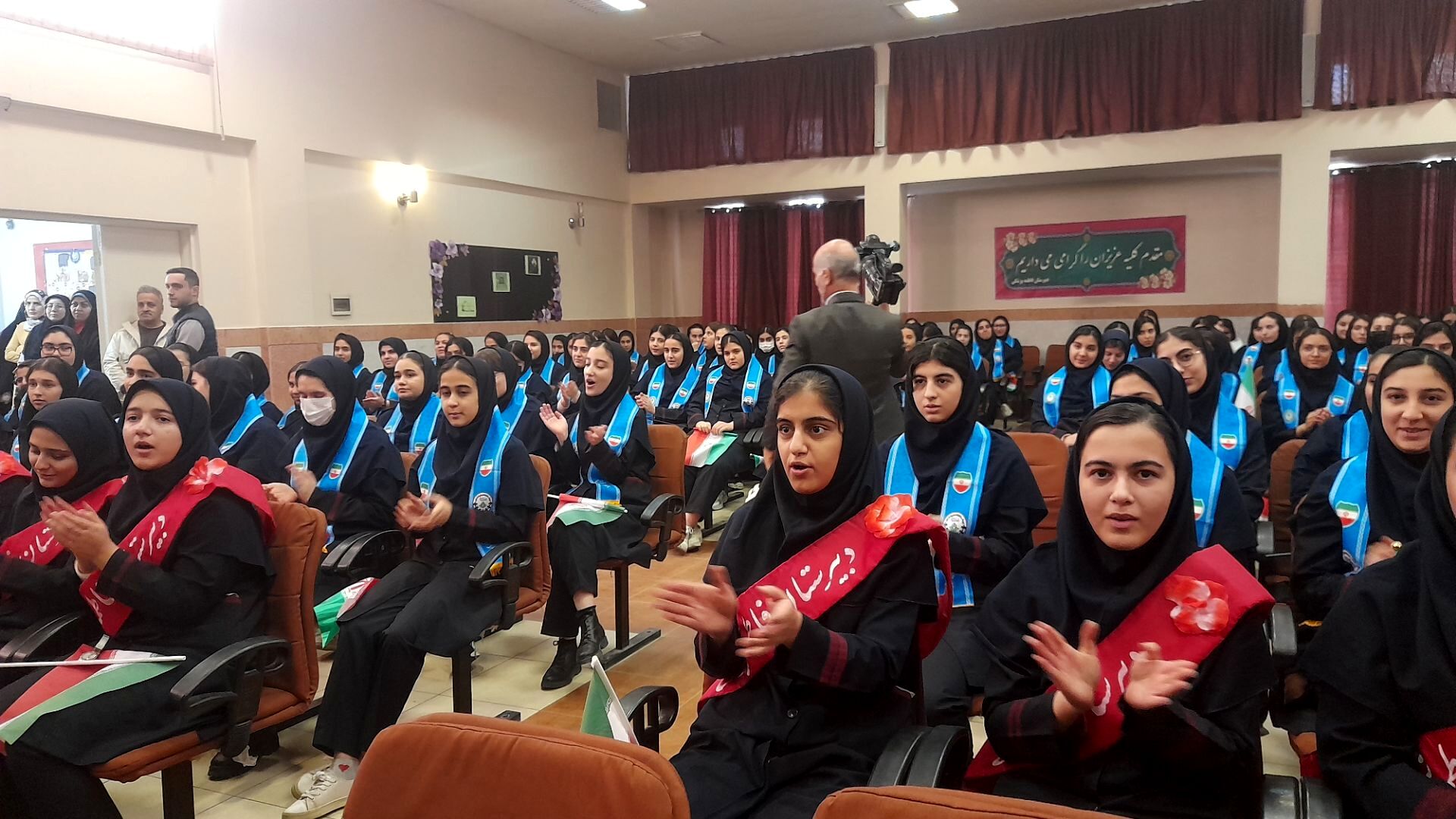 طنین‌انداز شدن زنگ انقلاب در دبیرستان فاطمه پزشکی ناحیه ۴ کرج