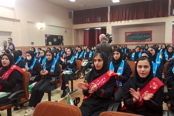 طنین‌انداز شدن زنگ انقلاب در دبیرستان فاطمه پزشکی ناحیه ۴ کرج