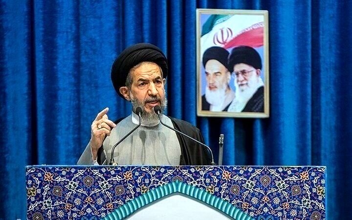 متجاوز را با اتحاد آهنین ملت و دولت و با تبعیت از رهبر معظم انقلاب پشیمان می‌کنیم