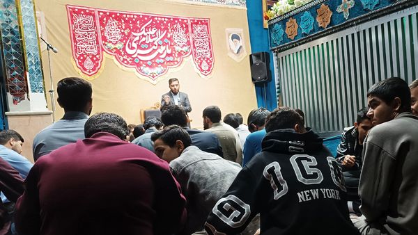 جشن میلاد حضرت زینب(س) با حضور پرشور مردم یاسوج در حرم امامزاده عبدالله(ع) 
