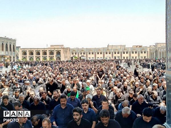 حال و هوای زائران حریم رضوی در ظهر عاشورای حسینی