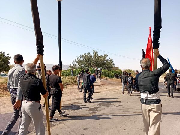 مراسم سینه زنی و علم گردانی در خلیل آباد