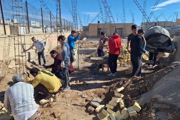همت جوانان و نوجوانان هیات کشتی در ساخت دبستان فاطمیه ابرکوه