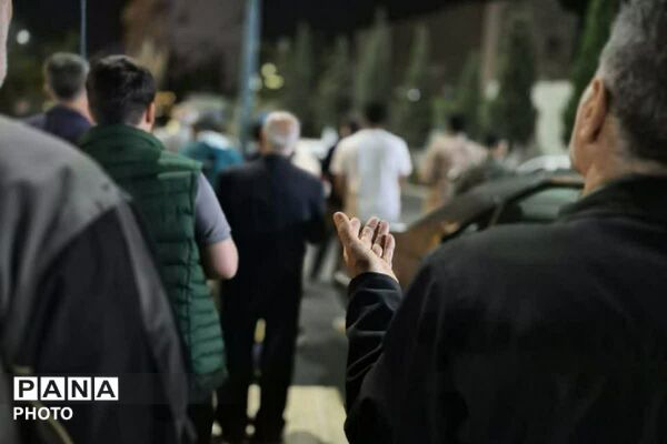 شکوه اقتدار؛ اقامه نماز استغاثه در راهپیمایی شبانه فاز۲ اندیشه 