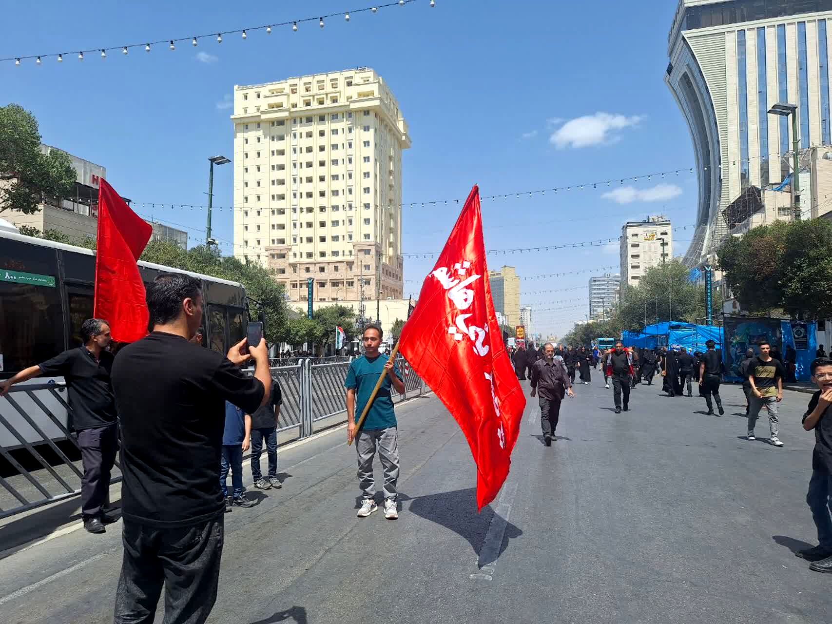 قدم‌هایی تا بهشت؛ جاماندگان اربعین در مشهد رهسپار حرم مطهر رضوی شدند