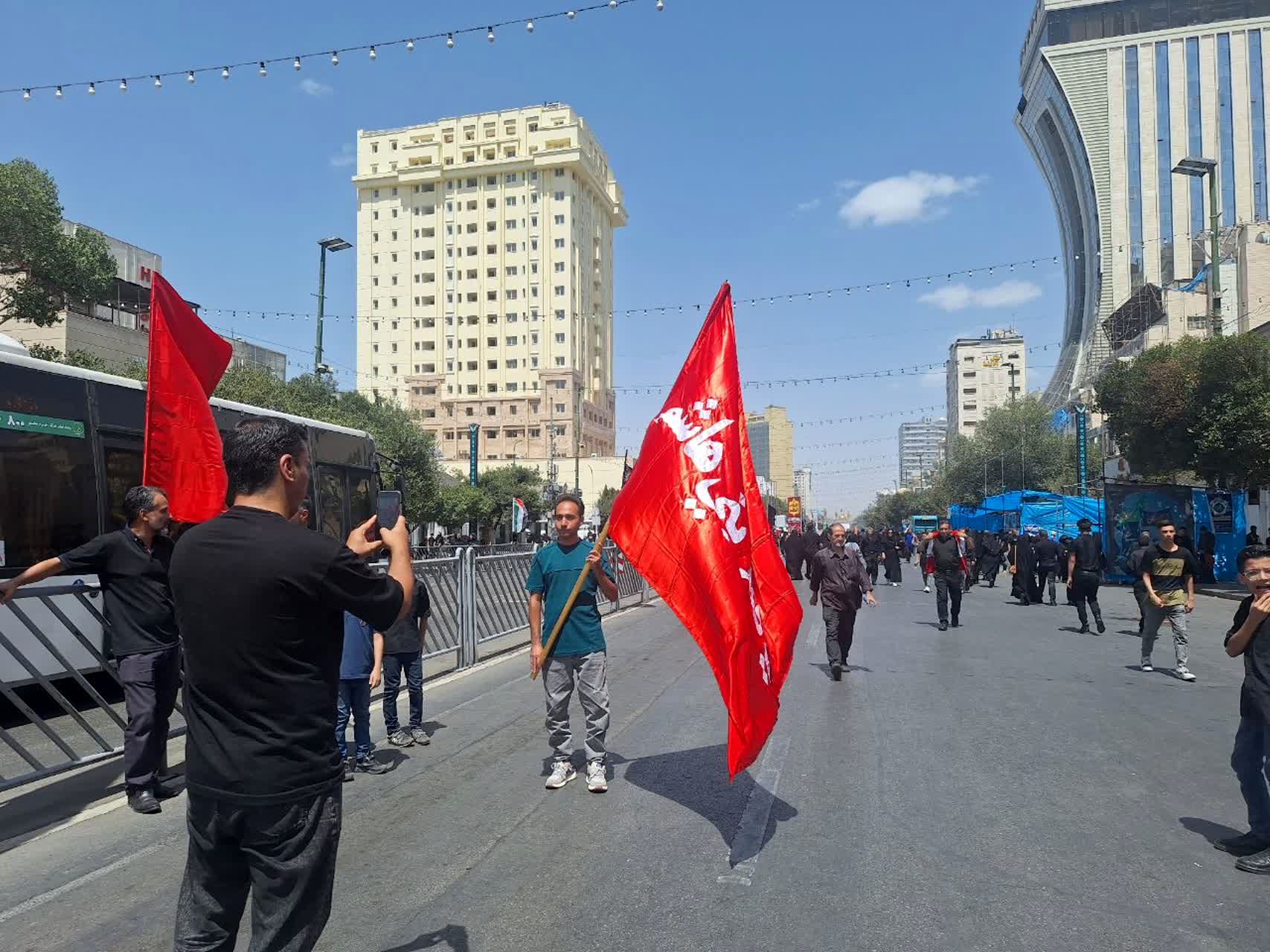 قدم‌هایی تا بهشت؛ جاماندگان اربعین در مشهد رهسپار حرم مطهر رضوی شدند