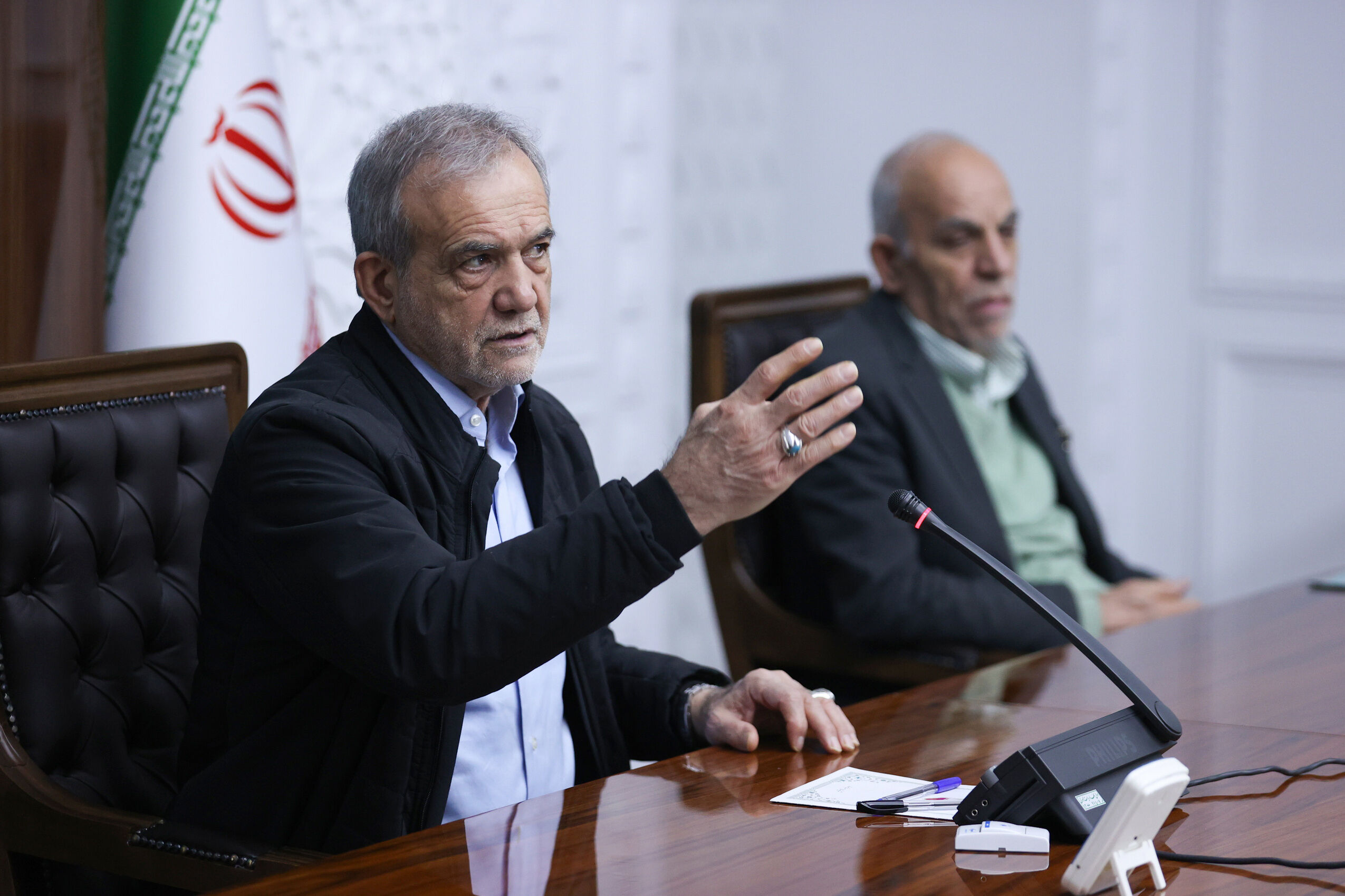با وجود موانعی که از هرسو ایجاد می‌شود، ما برای حل مشکلات بسته به زمان مورد نیازش مصمم هستیم