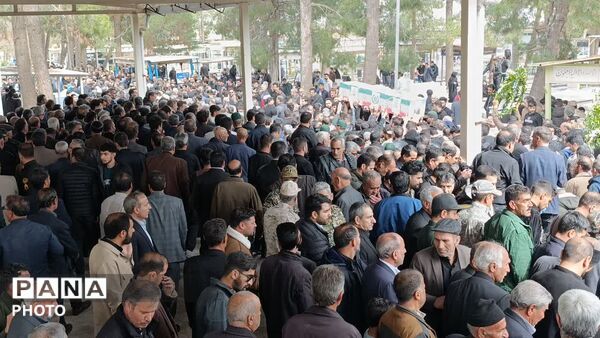 اشک و قدردانی در تشییع خلبان شهید بیاتی؛ مردم کوهدشت با شهیدشان وداع کردند 