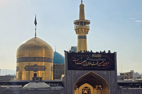 نصب کتیبه شهادت حضرت موسی بن جعفر علیه‌السلام در حرم مطهر رضوی