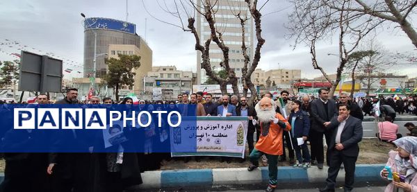 حضور گسترده و منسجم دانش آموزان و فرهنگیان منطقه ۱۰ در راهپیمایی ۲۲ بهمن ماه
